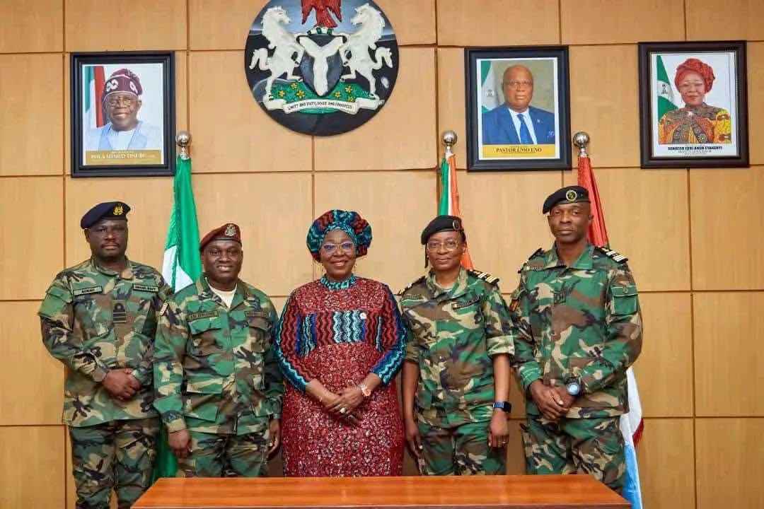 dep gov with naval officers